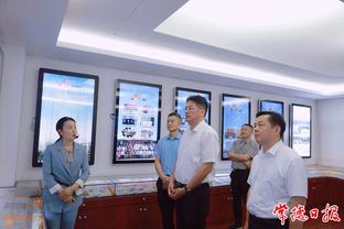 Phóng viên: Chủ tịch Hội đồng quản trị Thân Hoa hôm nay dẫn các cầu thủ Tào Cảnh Định, Chu Thần Kiệt lên đảo thăm Từ Căn Bảo